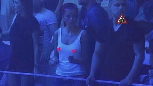 Sylvia a tot cautat dar n-a gasit... sutien care sa o incapa! Sfarcurile blondei au iesit la inaintare de sub maioul alb!