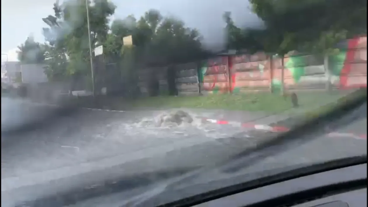 Ploaia torențială a făcut ravagii în Pipera, iar canalizarea a refulat. Un drum cu mașina, o adevărată provocare | VIDEO