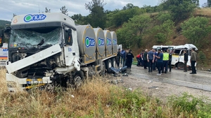 Tragedie pe șosele! Un microbuz plin cu persoane care mergeau la o nuntă s-a ciocnit cu un camion. Opt oameni au murit