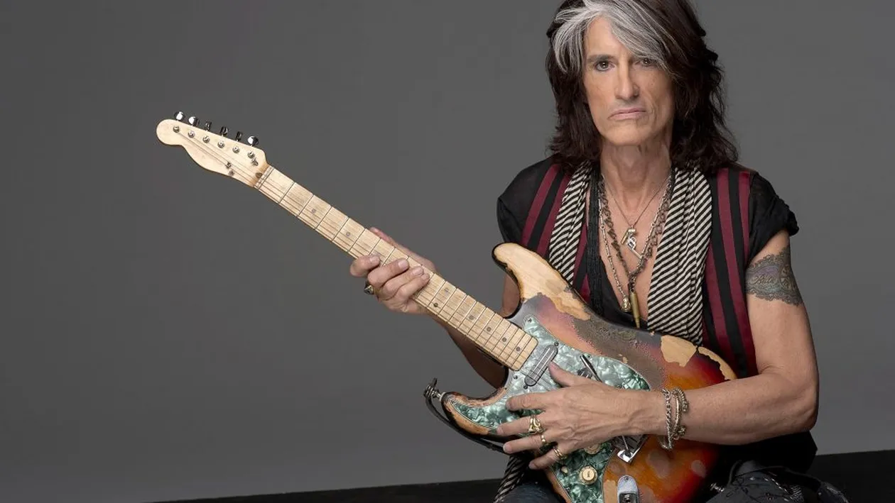 Chitaristul Joe Perry de la Aerosmith, spitalizat de urgență după ce s-a prăbușit în timpul unui concert