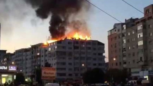 Incendiu într-un bloc din București. O persoană a fost găsită decedată