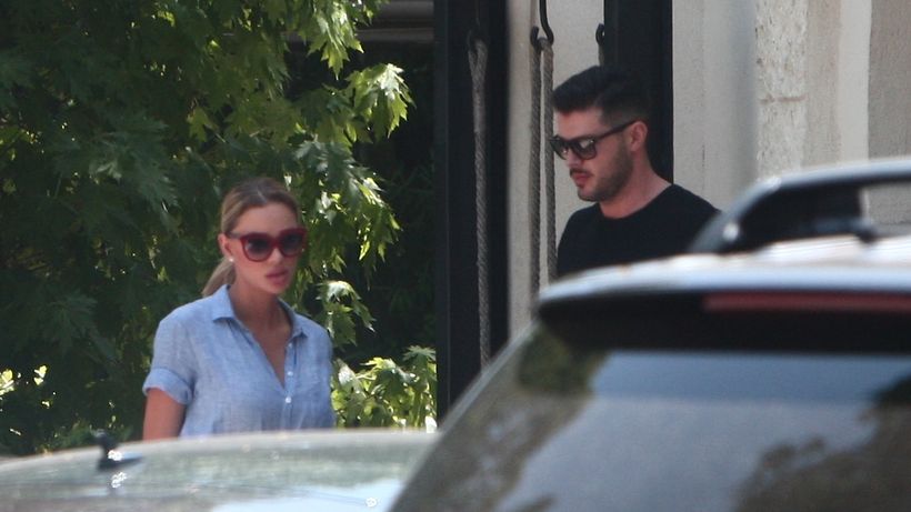 Fotografii obraznice. Ups! Biancăi i-au sărit nasturii de la rochie…