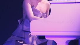 VIDEO Lady Gaga da jumatate de milion de dolari pe un pian
