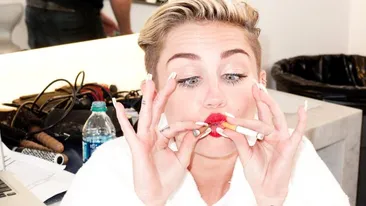 Miley Cyrus şochează din nou. Vedeta s-a fotografiat topless într-o ipostază compromiţătoare!