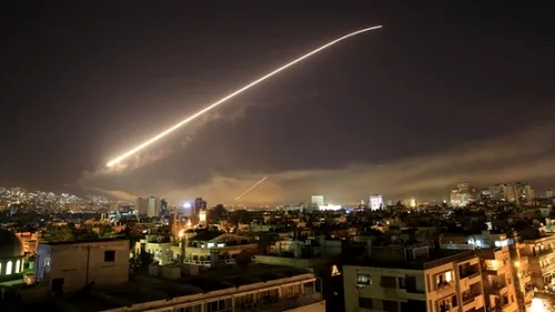 Atac în Siria! Primele imagini cu bombardamentul lansat de SUA, Marea Britanie și Franța