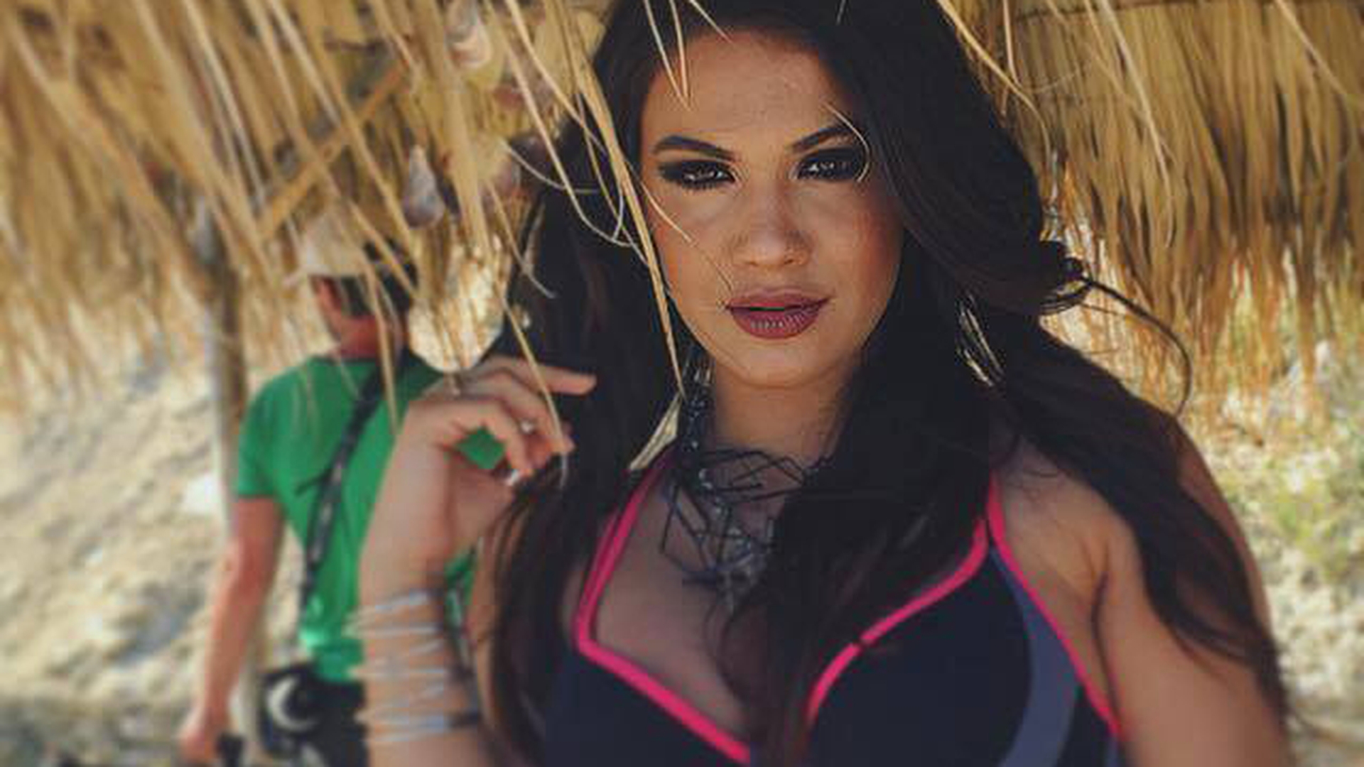 BETTY SALAM s-a pozat în aşternuturi, aşa cum numai iubitul ei o vede! Fiica manelistului a scăpat poza pe Instagram