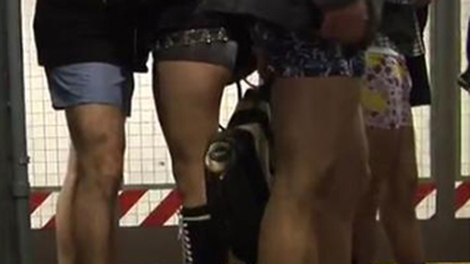 VIDEO Peste 4.000 de newyorkezi au mers fara pantaloni! Vezi cum au defilat in lenjerie intima cu Hello Kitty in metrouri!
