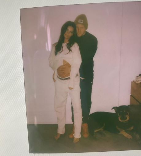 Emily Ratajkowski a născut și l-a prezentat lumii întregi pe bebeluș: “Sylvester Apollo Bear a venit în cea mai plină de iubire dimineața din viața mea”