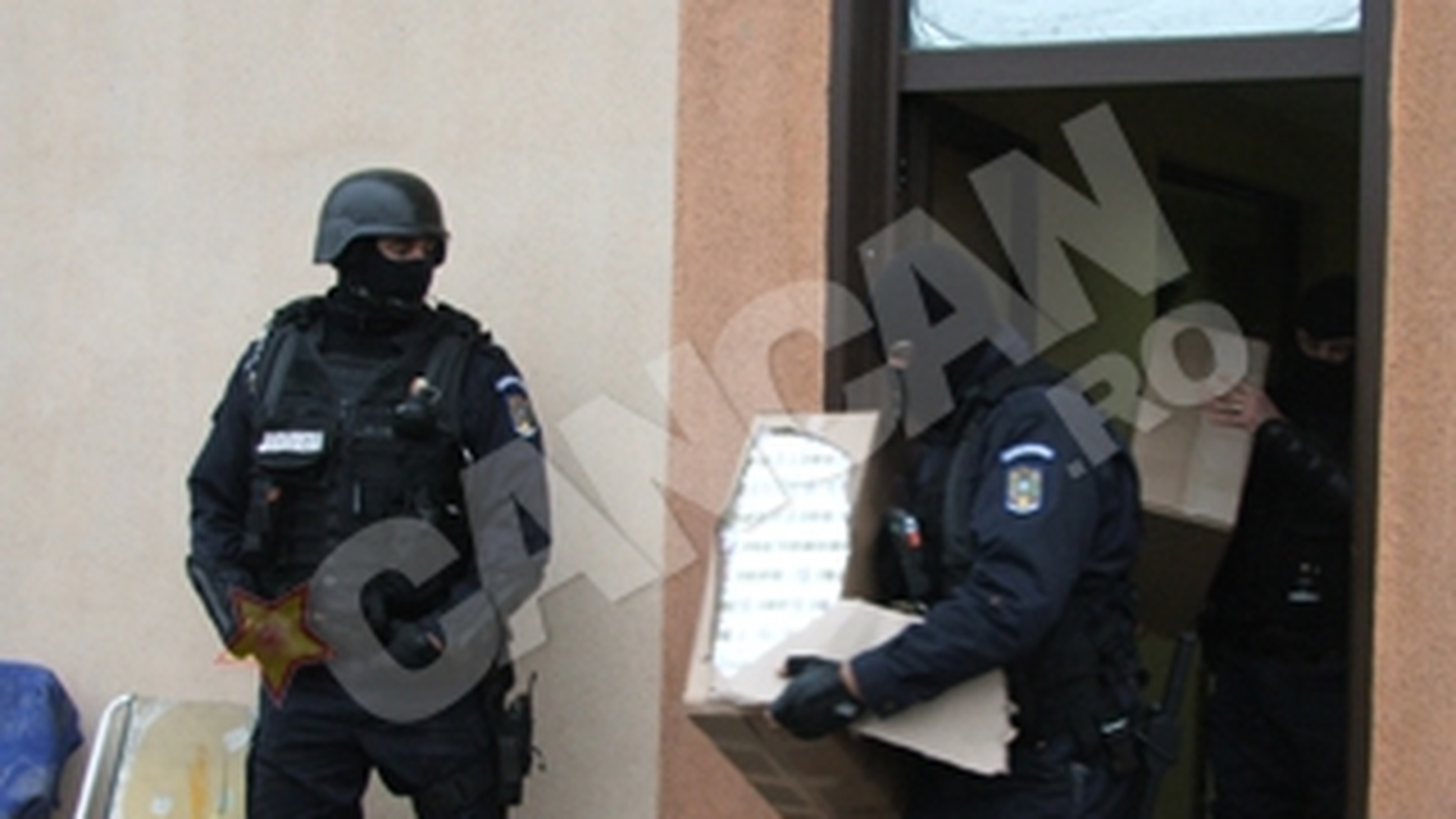 Descindere a mascatilor la o fabrica clandestina de tigari. Captura: 500.000 de pachete!