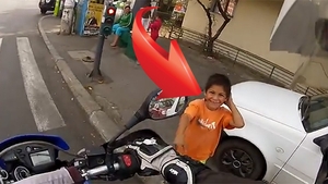 Ce i s-a intamplat acestui motociclist la cateva secunde dupa ce a oprit la semafor! Imaginile au fost realizate in Bucuresti