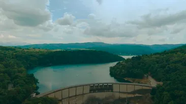 Lacul Cinciș și legendele terifiante care înconjoară locul atins de mâna lui Dumnezeu