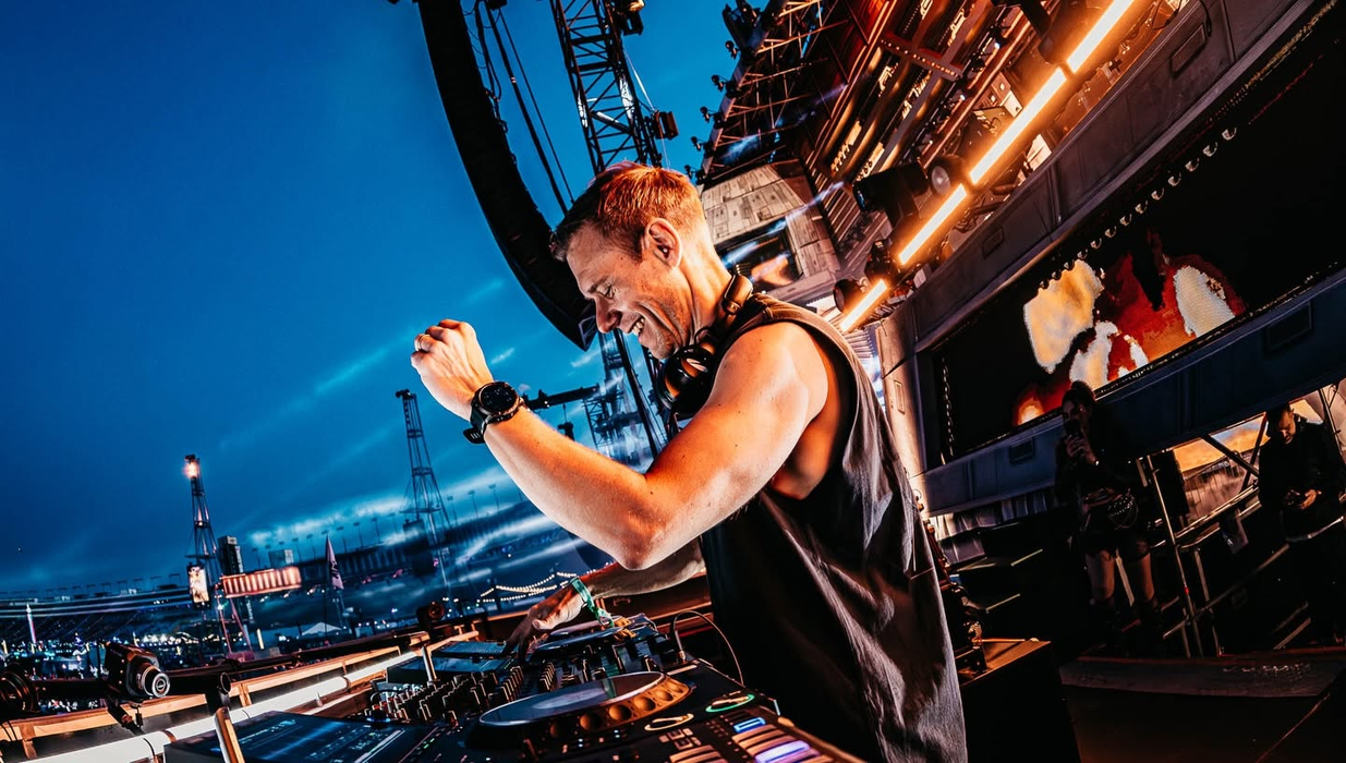 Armin van Buuren a făcut spectacol la Iași, dar cele 3 milioane nu s-au achitat. Cel mai scump show plătit din bani publici s-a terminat în instanță!