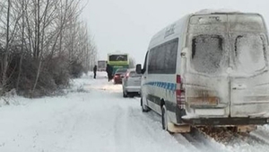 Nu am scăpat de ninsoare! E haos! Drumarii au intervenit de urgență