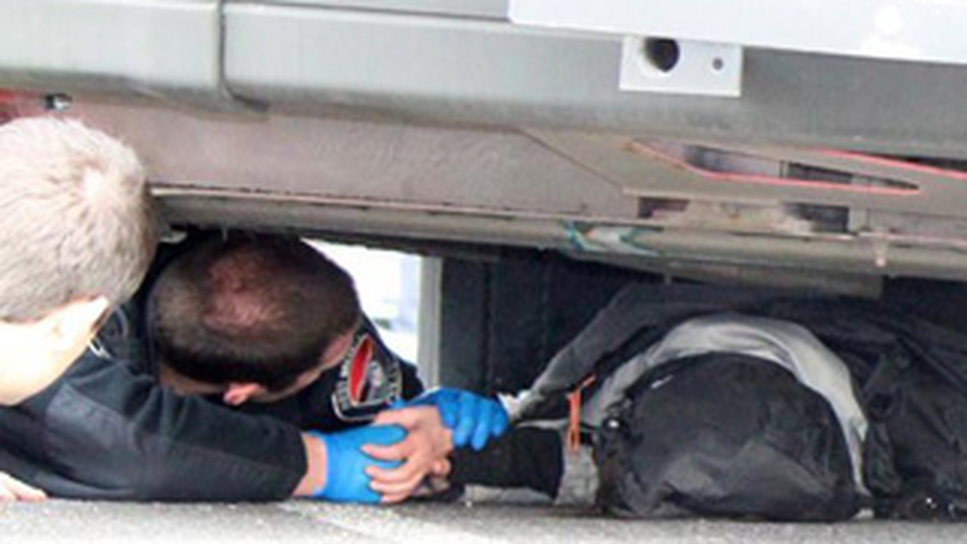 Erou in uniforma. Un politist american s-a bagat sub un autobuz, pentru a incuraja o femeie grav ranita
