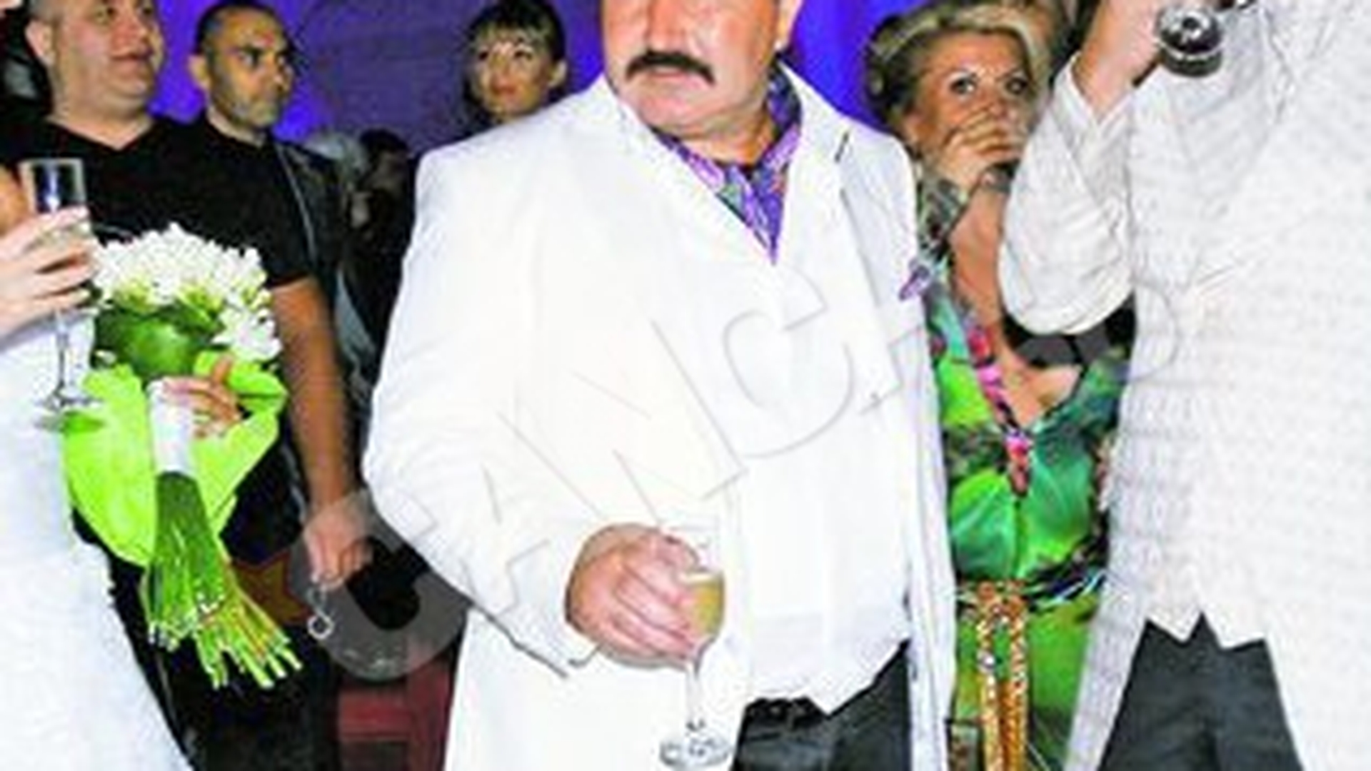 "Teama Bucurestiului" a facut show intr-un restaurant din Ciorogarla! Nutu Camataru s-a distrat cu Salam si politistii