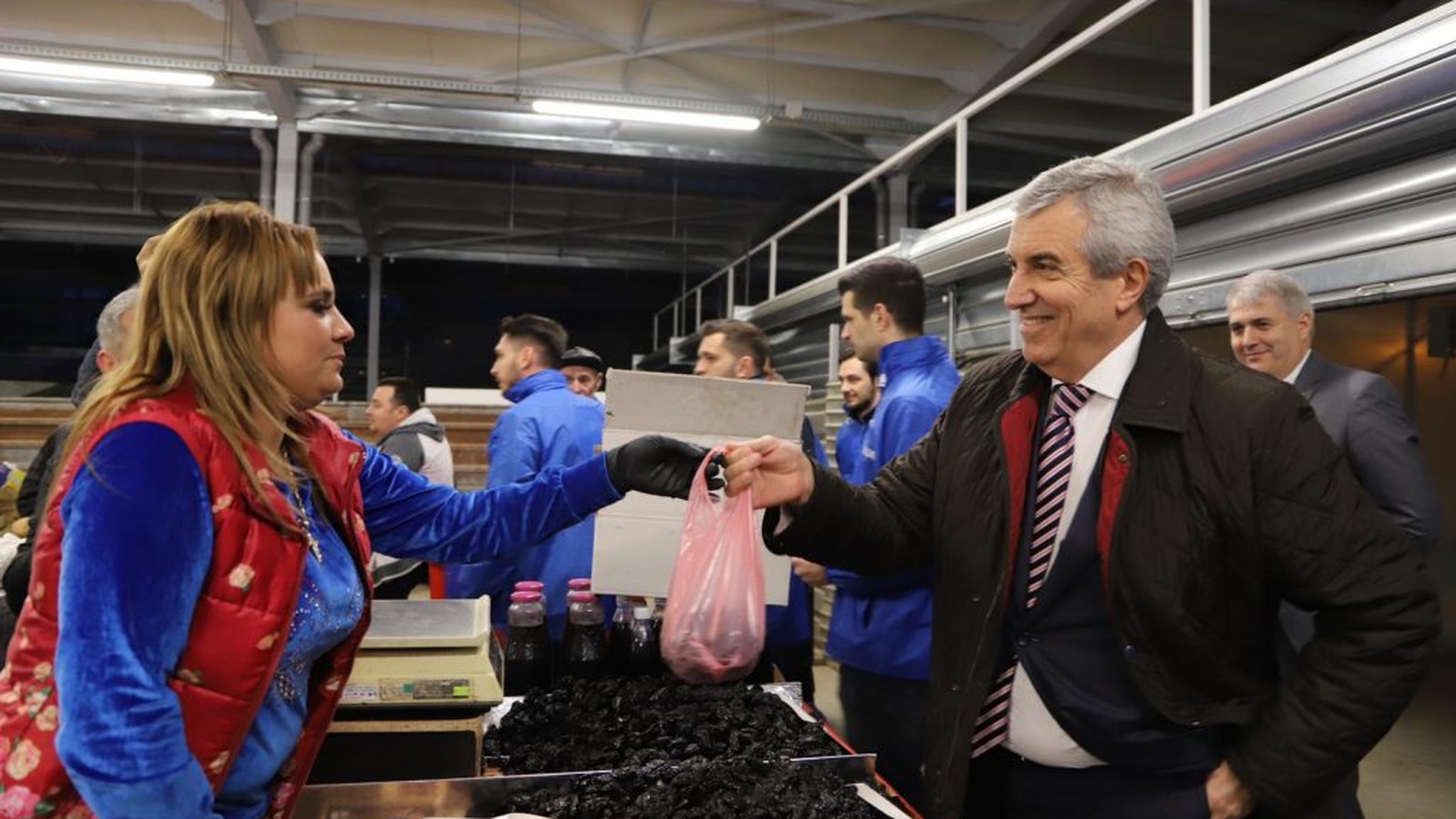 Normalitatea în România de azi. Călin Popescu Tăriceanu a cumpărat prune uscate în Piața Gorjului