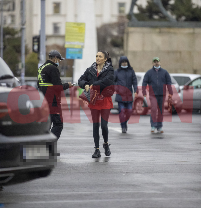 Corina Caciuc se îndreaptă către restaurantul lui Joseph Hadad (Foto: CANCAN.RO)