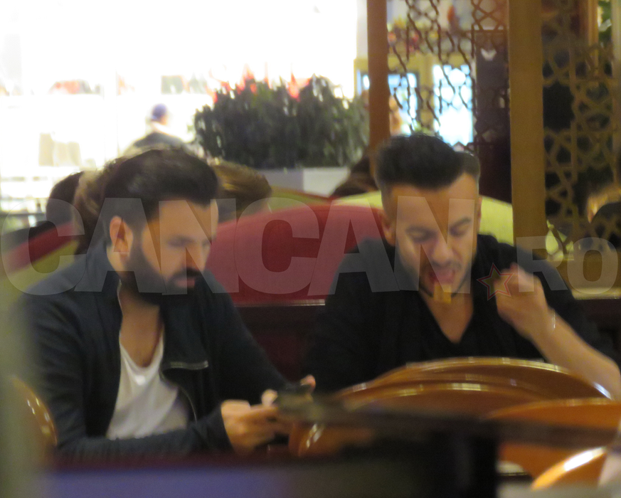 Răzvan Ciobanu & iubitul s-au aşezat la masă în restaurant şi au început să…