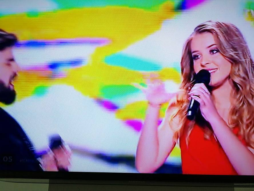 Alex Florea şi Ilinca, interpretând "Yodel It" în a doua semifinală Eurovision