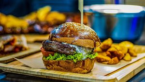 Prețuri de sezon 2022 | Câți lei costă un burger cu cartofi wedges în Mamaia