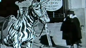 O femeie vorbeste la telefon intr-un film al lui Charlie Chaplin