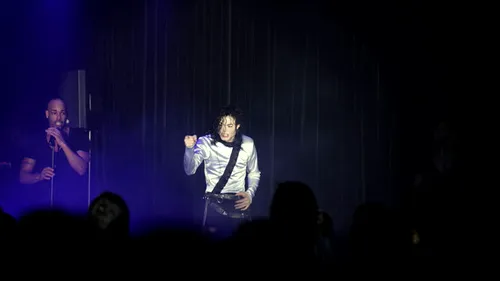 Earnest Valentino, sosia oficiala a lui Michael Jackson si dansatorii Regelui Pop vin la Bucuresti !