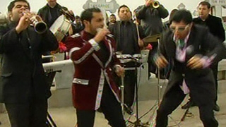 VIDEO Florin Salam a dat recital la o inmormantare de interlopi! "Sunt Salam adevaratu', prieten cu decedatu! La nunta venim cu plicu' iar aici venim cu dricu"