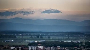 Fenomen extrem de rar, in Capitala! Muntii Carpati, vazuti cat se poate de clar de pe Stefan cel Mare!