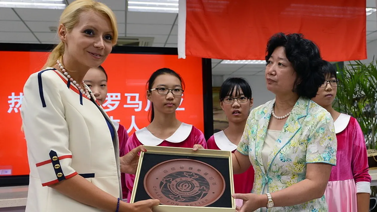 Vezi ce au in comun Daciana Sarbu si Michelle Obama!