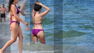 ”Prințesica telenovelelor” din România s-a zbenguit singurică în mare! Cum arată la 36 de ani în costum de baie