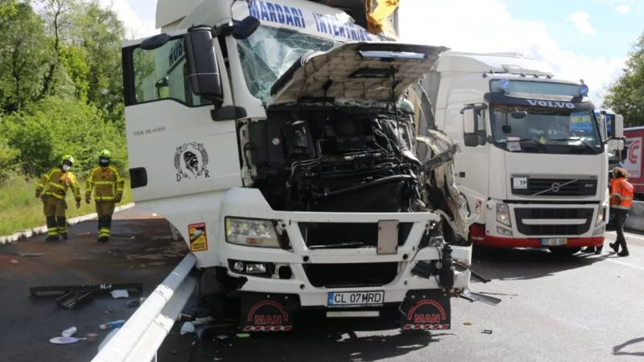Doi șoferi români de tir au fost implicați într-un accident violent în Franța. Camioanele s-au făcut praf