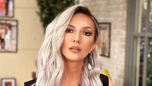 Adela Popescu se implică tăios în controversa „Eva Măruță”. Micuța a fost criticată fără rețineri după apariția în filmul „Tati part-time”: „Sunt revoltată!”