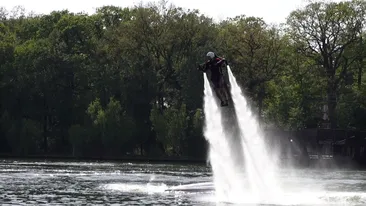 “Cum Dumnezeu reuseste sa faca asta?” Uite ce show a facut un bucurestean pe lacul Snagov, inhamat intr-un aparat ca din SF-uri!