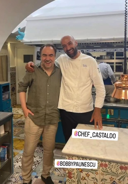 Bobby Păunescu, alături de bucătarul șef al restaurantului