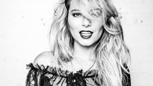 FOTO | Cum arată Laura Cosoi în luna a opta de sarcină. Fanii o acuză că-și editează pozele
