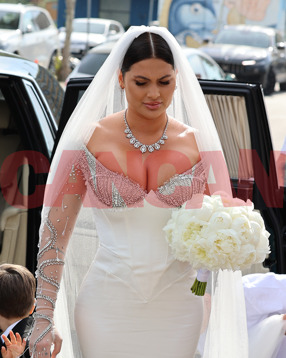 Roxana Dobre a avut o rochie de mireasă impecabilă plus un superb colier cu diamante la gât (Foto: CANCAN.RO)