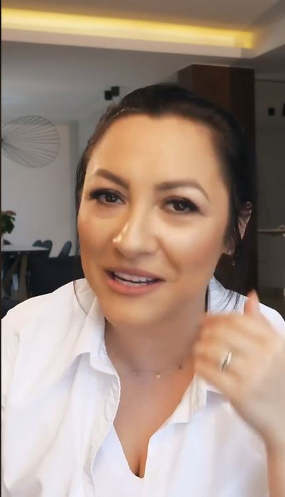 Andra, în ipostaze nemaivăzute până acum! S-a filmat în timp ce se vopsește singură acasă. Ce s-a întâmplat după ce și-a aplicat vopseaua pe păr