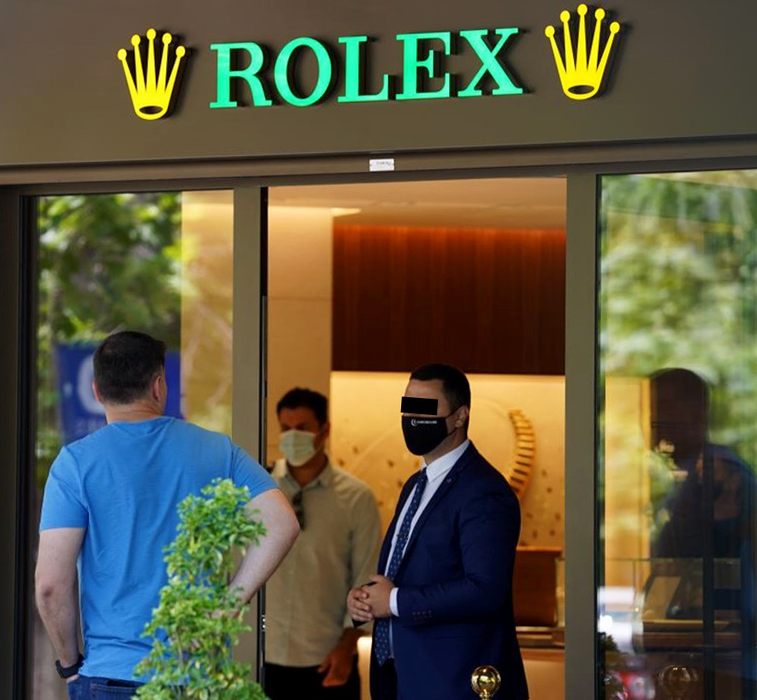 Toni Iuruc poartă o scurtă discuție cu un angajat al Rolex