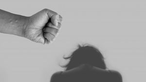 Tânara bătută de concubin la Iași a decedat! Criminalul este încă liber