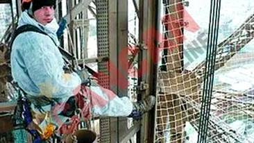 Romanii renoveaza Turnul Eiffel