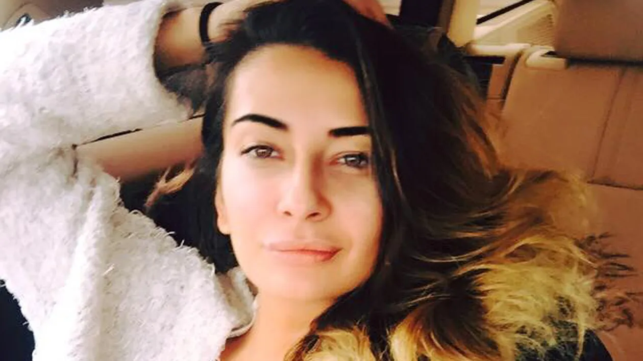 Cum şi-a făcut selfie DJ-iţa topless de toţi fanii au avut palpitaţii! Dj Harra şi-a zburlit părul şi...