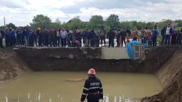 Doi copii din Dâmbovița s-au înecat într-o groapă uriașă, plină cu apă de ploaie. Medicii au încercat în zadar să îi resusciteze