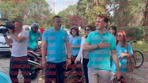 Imaginile zilei cu Sebastian Burduja. Candidatul la Primăria Capitalei și-a făcut 3 cruci și a purtat un singur obiect în mână, la secția de votare. VIDEO