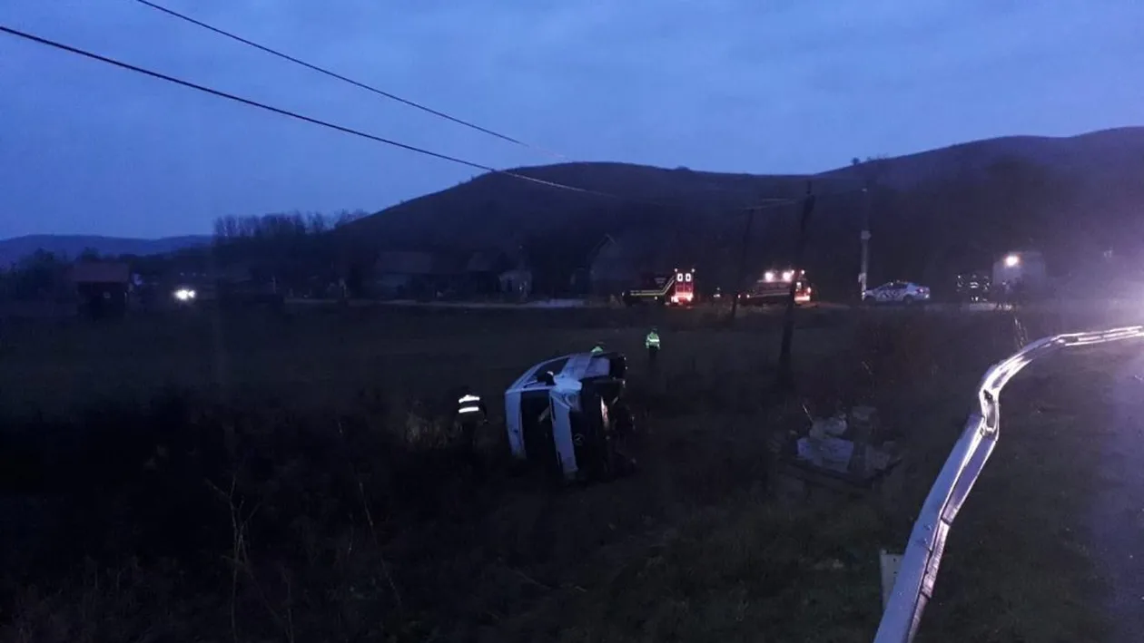 Grav accident în Cluj. Un microbuz cu 16 pasageri s-a răsturnat