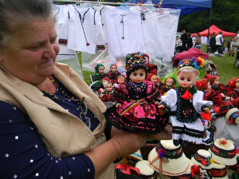 De 20 de ani, Anica îmbracă păpuşi în haine oşeneşti