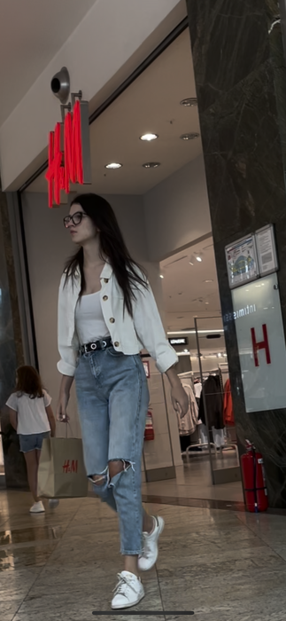 După ce a ieșit din Massimo Dutti a plecat în H&M unde a făcut alte cumpărături / (Foto: CANCAN.RO)