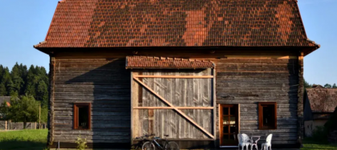 Șură veche de un secol, transformată într-un cochet hotel în stil scandinav. Proiectul unui antreprenor din Ardeal atrage turiștii bandă rulantă