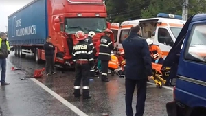 Tragedie în Vâlcea! Un bărbat a murit după ce a fost lovit de TIR