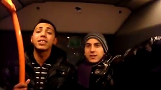 Trec tiganii, trec... Cativa cocalari de Ferentari dau concert de manele in autobuz! Vezi  cum ii "terorizeaza" pe ceilalti pasageri