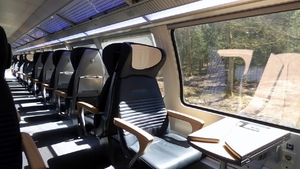 Bancul zilei | Un bâlbâit urcă într-un tren